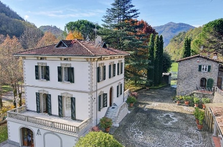 Foto Villa unifamiliare a Bagni di Lucca Centro di 1000 m² con 16 locali