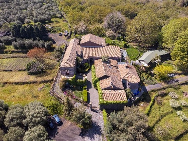 Foto Agriturismo a Sant'Alfio di 1360 m² con 30 locali in vendita