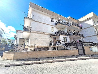 Foto Appartamento in Via Sansonetti 6, Noci Centro di 106 m² con 4 locali