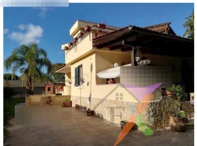 Foto Villa a schiera in Viale La Testa 13-15, Bisceglie di 574 m² all'asta