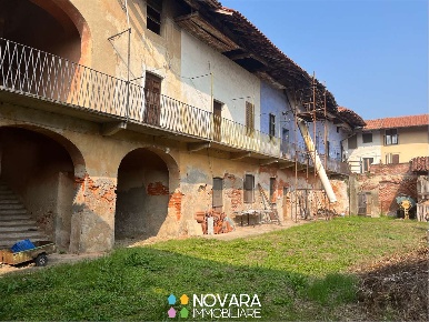 Foto Rustico in Via Vittorio Emanuele 49, Barengo di 680 m² con 10 locali