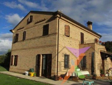 Foto Case indipendenti Sant'Elpidio a Mare di 150 m² con 6 locali all'asta