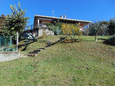 Foto Villa bifamiliare in via del Chioso 1/b, Casciago Centro di 270 m²