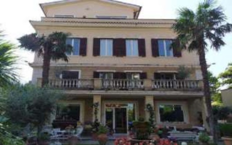 Foto Villa unifamiliare in Corso Vittoria Colonna, Marino Centro di 676 m²