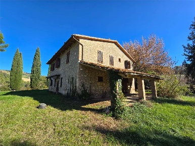 Foto Rustico a Gualdo Cattaneo di 400 m² con 11 locali in vendita