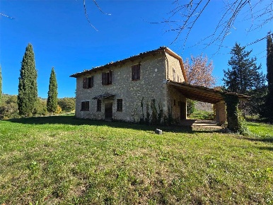 Foto Rustico a Gualdo Cattaneo di 400 m² con 11 locali in vendita