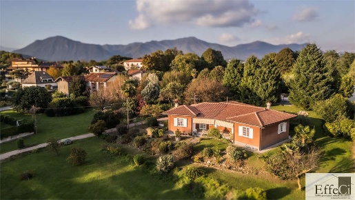 Foto Villa unifamiliare in Via Monte Grappa 22, Besozzo Centro di 160 m²