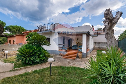 Foto Villa unifamiliare in Viale Sandro Pertini, Palermo di 125 m²