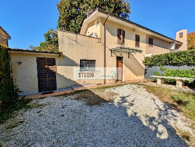 Foto Villa bifamiliare in Via Pisanica, Pietrasanta di 100 m² con 4 locali