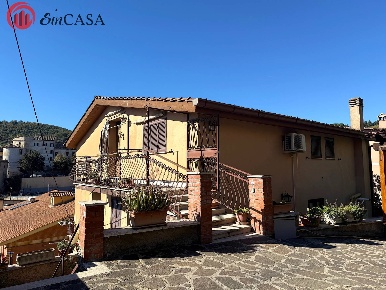 Foto Appartamento a Sacrofano di 110 m² con 4 locali in vendita