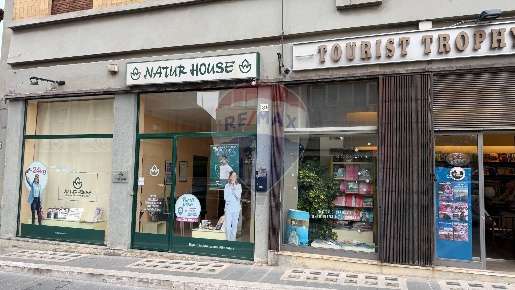 Foto Negozio in Via Umberto I, Foligno Centro Storico di 43 m² con 2 locali