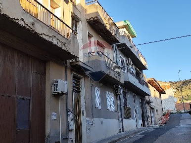 Foto Appartamento in via Biagio Bini, Comiso Centro di 175 m² con 8 locali