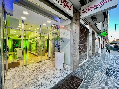 Foto Negozio in Viale Unità d'Italia, Bari Carrassi di 128 m² con 1 locali