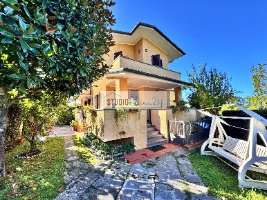 Foto Villa bifamiliare in Via torretta, Pietrasanta di 140 m² con 6 locali