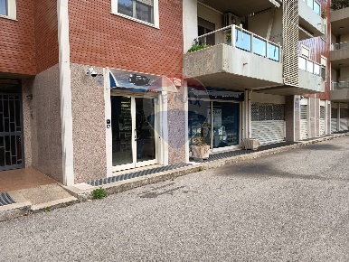 Foto Locale commerciale in Via Orfeo Mazzitelli, Bari Poggiofranco