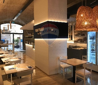 Foto Attività commerciale in Piazza Giacomo Matteotti, Foligno di 360 m²