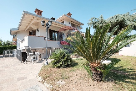 Foto Villa singola a Carobbio degli Angeli Carobbio di 380 m² con 5 locali