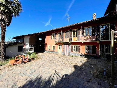 Foto Appartamento in Via Frazione Castelrotto 60/b, Alba di 170 m²