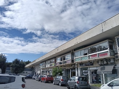 Foto Negozio in Prassilla, Roma Casal Palocco di 59 m² con 4 locali