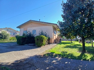 Foto Casa indipendente a Romans d'Isonzo Centro di 113 m² con 6 locali