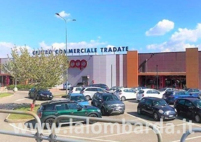 Foto Negozio in Via Monte San Michele, Tradate Centro di 20 m² con 1 locali