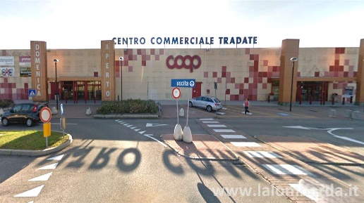 Foto Negozio in Via Monte San Michele, Tradate Centro di 20 m² con 1 locali