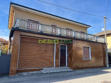 Foto Casa indipendente in via messina, Desio di 320 m² con 5 locali
