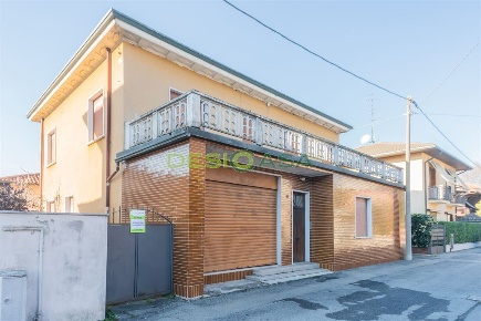 Foto Casa indipendente in via messina, Desio di 320 m² con 5 locali