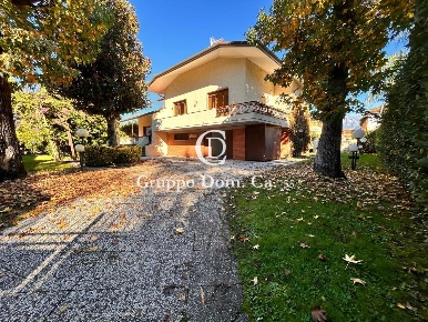Foto Villa unifamiliare a Forte dei Marmi Centro di 470 m² con 13 locali