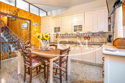 Foto Casa indipendente a Santa Maria a Monte Centro di 122 m² con 5 locali