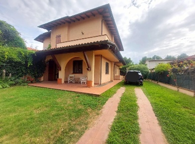 Foto Villa bifamiliare a Forte dei Marmi Centro di 180 m² con 7 locali