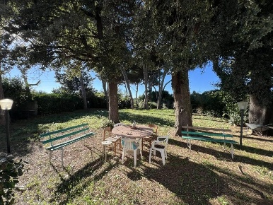 Foto Villa unifamiliare a Cecina di 550 m² con 16 locali in vendita