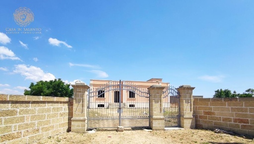 Foto Villa unifamiliare a Montesano Salentino di 560 m² con 10 locali