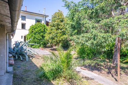 Foto Villa unifamiliare a Cascina Semicentro di 320 m² con 10 locali
