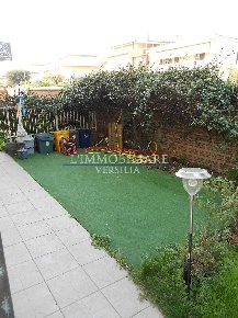 Foto Villa bifamiliare a Carrara Marina di Carrara di 56 m² con 3 locali