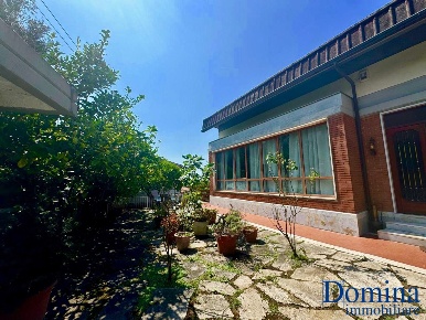 Foto Villa bifamiliare a Massa Centro di 140 m² con 5 locali in vendita