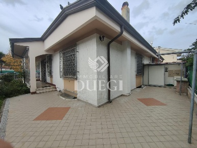 Foto Villa bifamiliare a Viareggio Torre del Lago di 125 m² con 6 locali