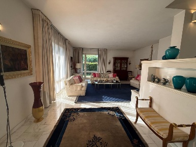 Foto Villa unifamiliare a Fucecchio Centro di 300 m² con 9 locali