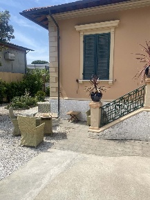 Foto Villa unifamiliare a Forte dei Marmi di 180 m² con 9 locali in affitto