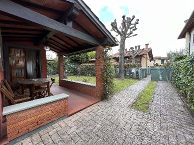 Foto Villa unifamiliare a Forte dei Marmi Centro di 140 m² con 8 locali