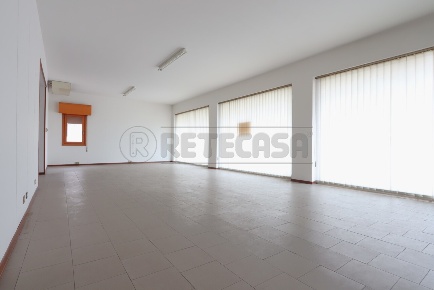 Foto Locale commerciale in Via S. Quasimodo, Grisignano di Zocco di 151 m²