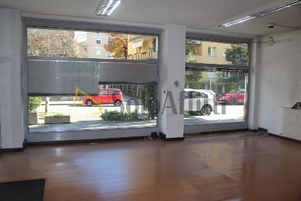 Foto Ufficio in Via Amba Alagi, Bolzano di 97 m² con 3 locali in affitto
