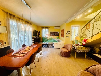 Foto Villa singola in viale delle palme, Ravenna di 211 m² con 5 locali