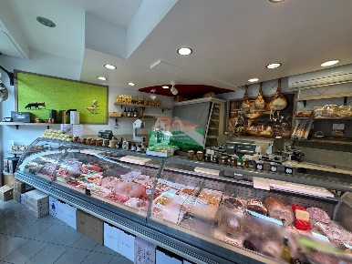 Foto Locale commerciale in viale francesco petrarca, Ravenna di 100 m²