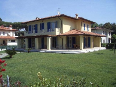 Foto Villa unifamiliare a Forte dei Marmi di 340 m² con 12 locali