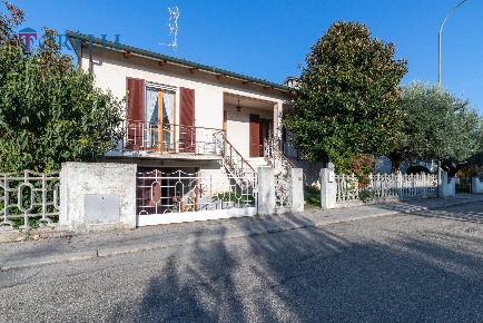 Foto Casa indipendente a Ravenna di 261 m² con 5 locali in vendita