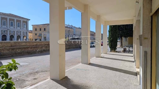 Foto Locale commerciale in Via Dogana Vecchia 6, Senigallia di 35 m²