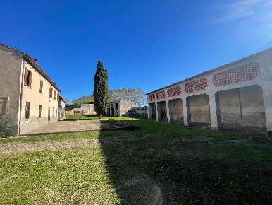 Foto Rustico a San Martino dall'Argine Centro di 703 m² con 11 locali