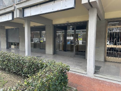 Foto Negozio in via Alessandro Manzoni, Scandicci Centro di 72 m²