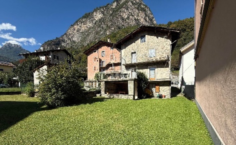 Foto Casa indipendente in Via Don Buzzetti 65, Chiavenna Centro di 210 m²